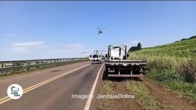 Colisão frontal entre dois carros deixa sete feridos na BR-369 1 Viaturas de resgate e rodovia sinalizada após colisão.
